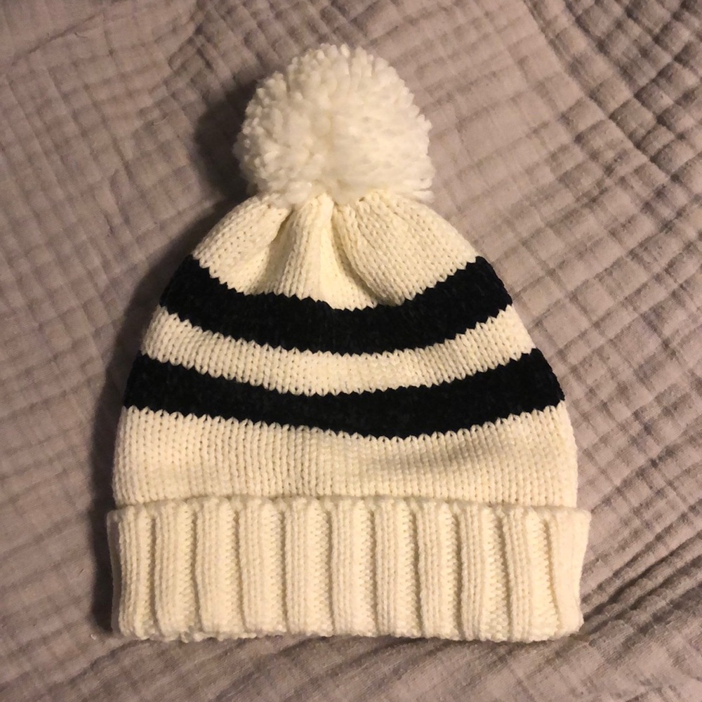 Black and white knit old navy beanie - NWOT